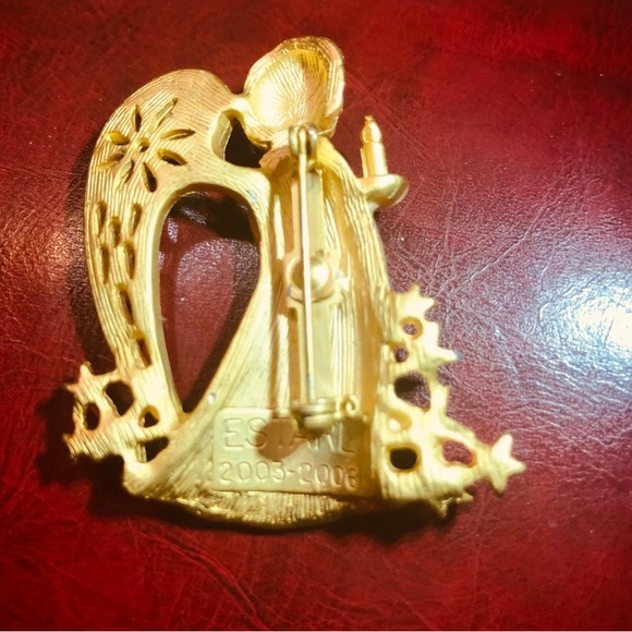 Vintage Angel Gold Enameled Brooch! - Picture 8 of 8